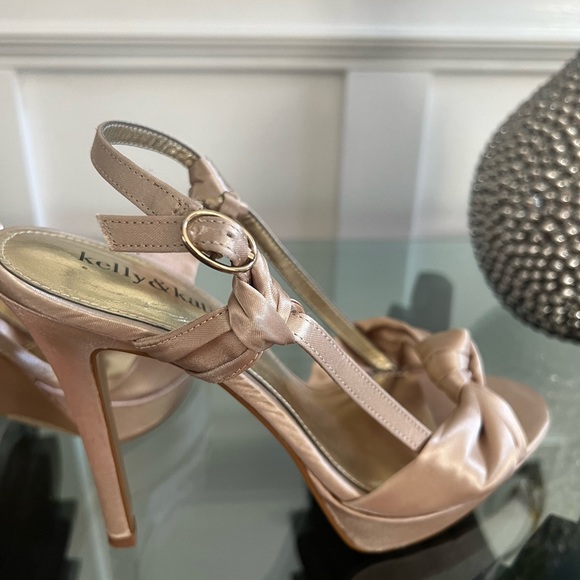 Champagne Kelly & Katie size 8 women’s satin sandal - Picture 2 of 7